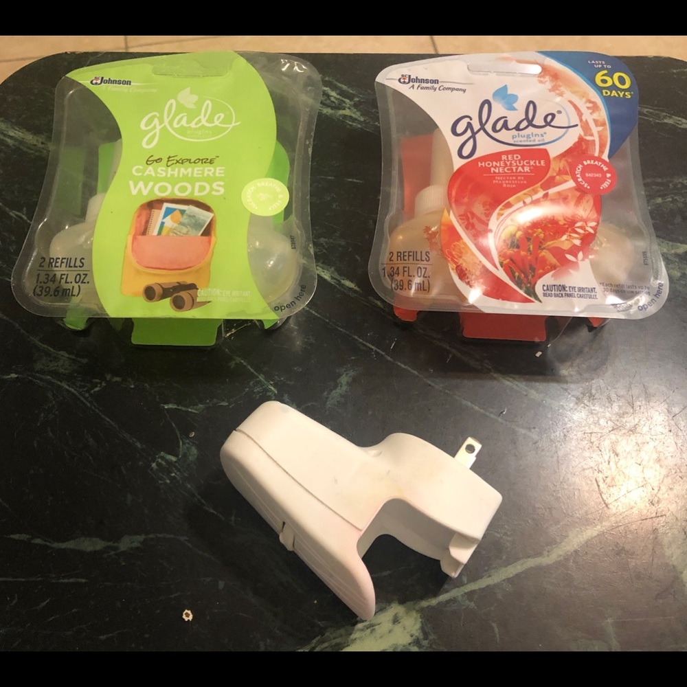 Glade Plug-In Unit With Two Sets Of Plug-Ins
